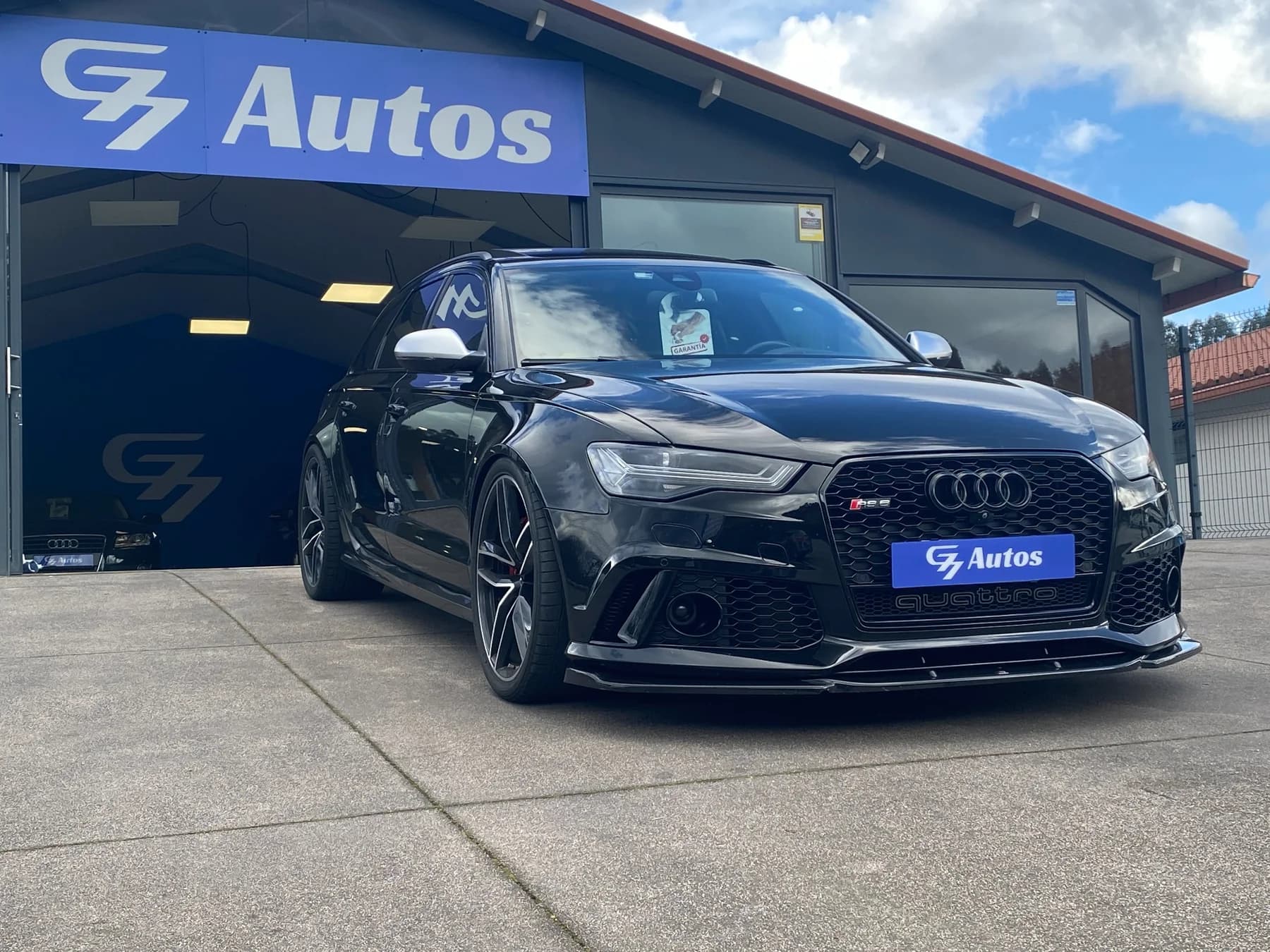 Audi RS6 preparado por GH Autos frente a las instalaciones de Tui